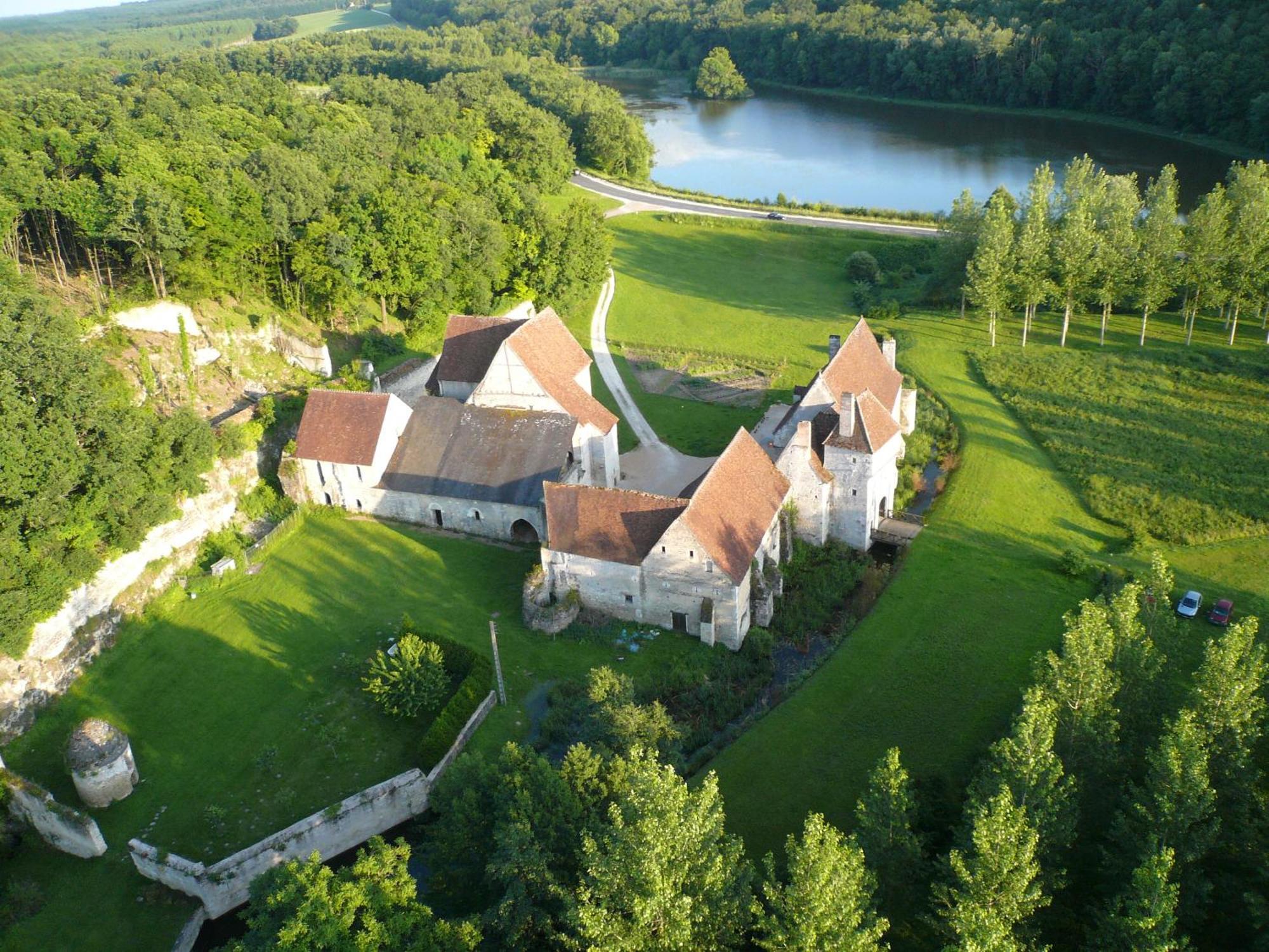 Chateau-Monastere De La Corroirie มงเทรซอร์ ภายนอก รูปภาพ